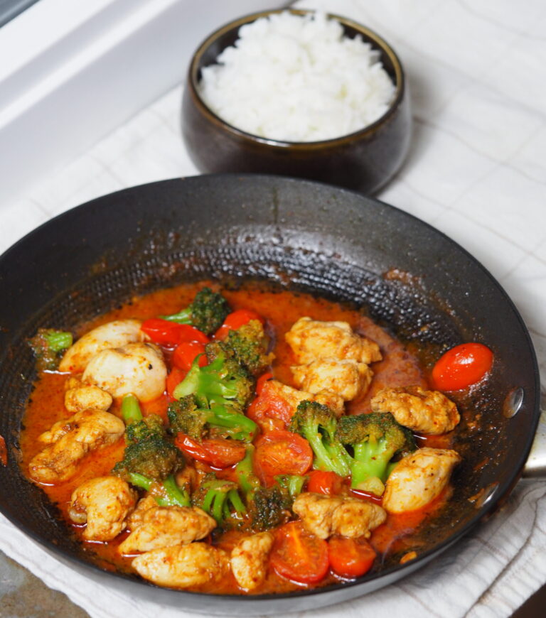 Kycklingwok med Thai röd curry/Pad Ped